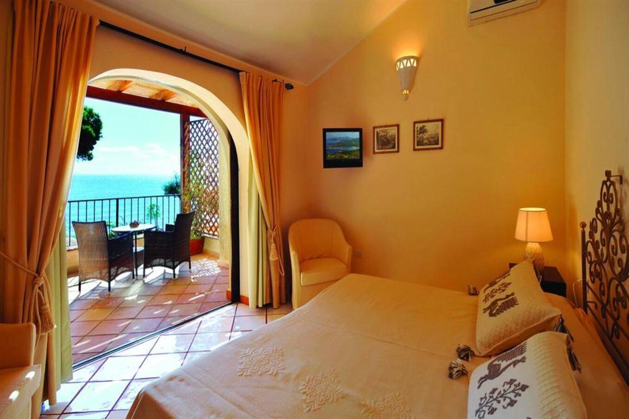 Is Morus Relais Hotell Santa Margherita di Pula Exteriör bild